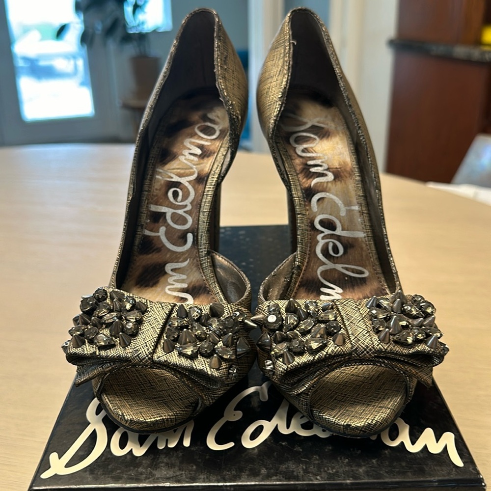 Unique peep toe pumps, good condition